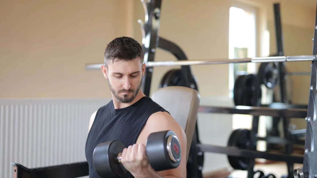 Bradley Barcola, attaquant international français, en action balle au pied